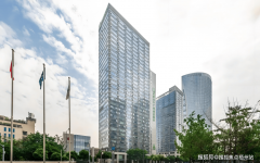 外立面采用LOW-E玻璃幕墙取石材拼接